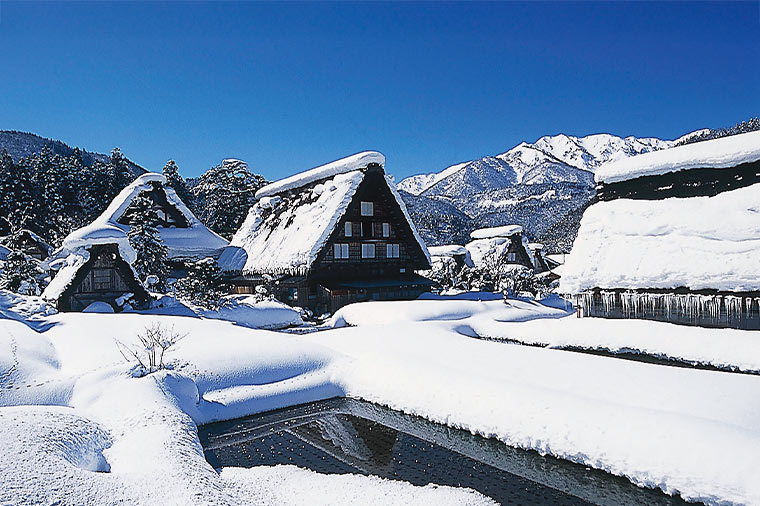 雪化粧の世界遺産白川郷と古都高山でのんびりゆく年、くる年