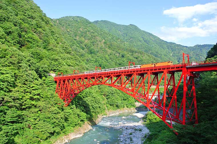 【6月まで】宇奈月温泉に泊まる絶景の立山黒部アルペンルート雪の大谷ウォークと黒部峡谷鉄道