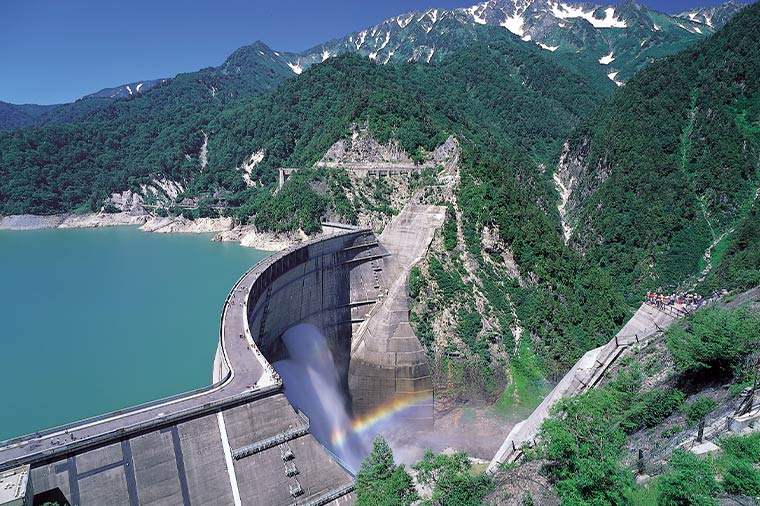 【トイレ付バス・レガートで行く】社会科見学in長野　案内人付！黒部ダム歴史散策ツアーと新緑の上高地