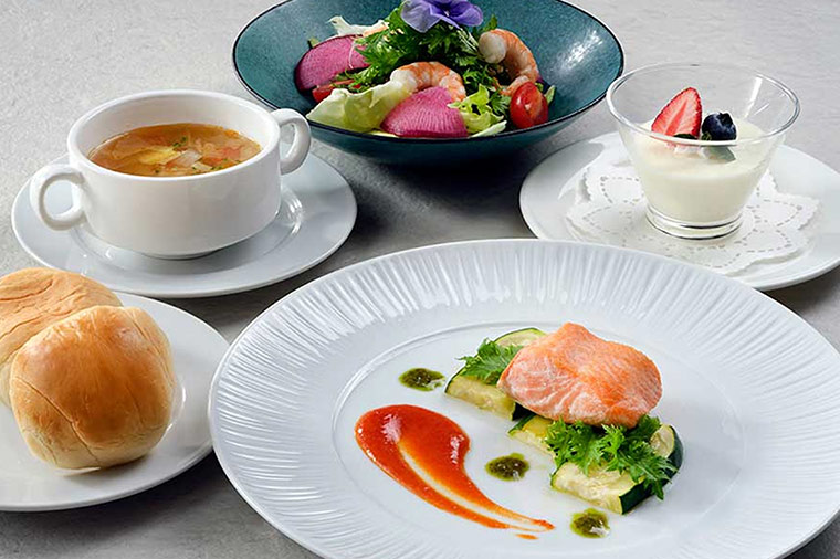 【トイレ付バス・レガートで行く】自然豊かなリゾート 八ヶ岳高原ロッジのランチとさくらんぼ狩り食べ放題