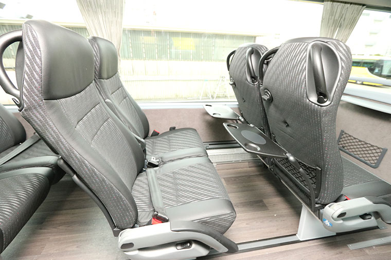 アストロメガ・トイレ付・車内