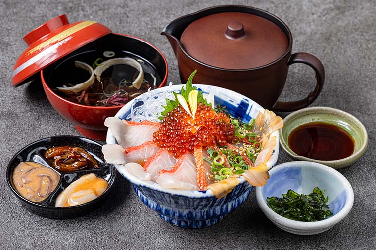 伊豆の味“金目鯛の紅白二色丼”と富士山と海の絶景十国峠