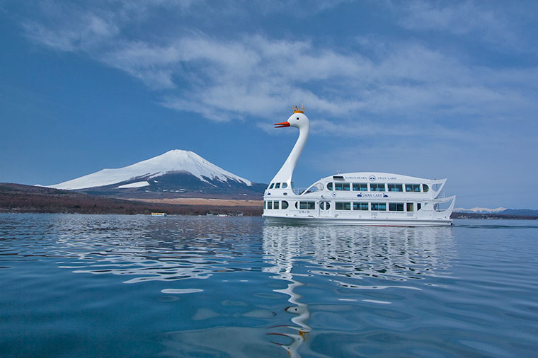 富士山を望むレストランでビュッフェランチ＆山中湖遊覧船