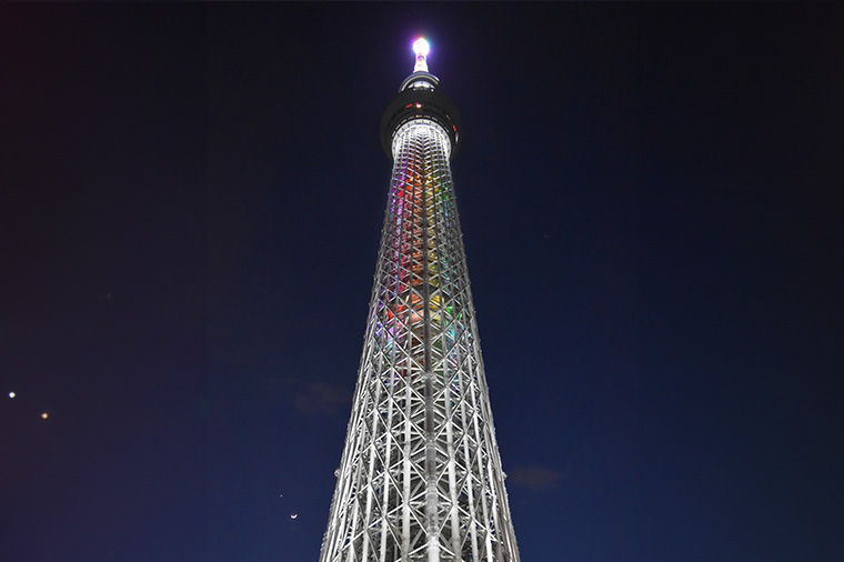 夜景の東京スカイツリー(R)とＴＯＫＹＯナイトビュードライブ（ヒルトン東京ベイのビュッフェ）