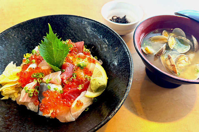 はとバスで行く！マザー牧場＆東京ドイツ村ダブルもこもこコキアと海鮮ちらし