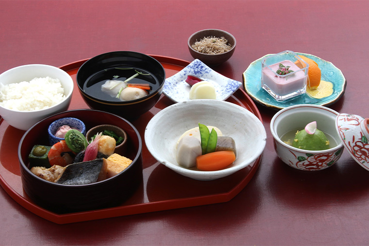【トイレ付バス・レガートで行く】鎌倉の和を味わう「鉢の木」会席料理と和スイーツ