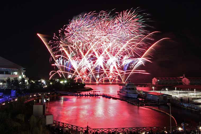 観覧席から観賞　横浜・八景島シーパラダイス「花火シンフォニア」と横浜中華街