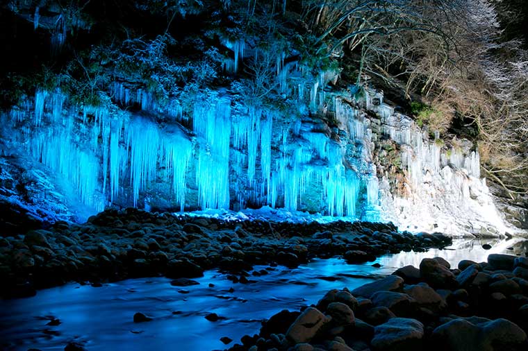 きらめく氷の宝石！三十槌の氷柱ライトアップとお菓子のテーマパークでビュッフェバイキング♪