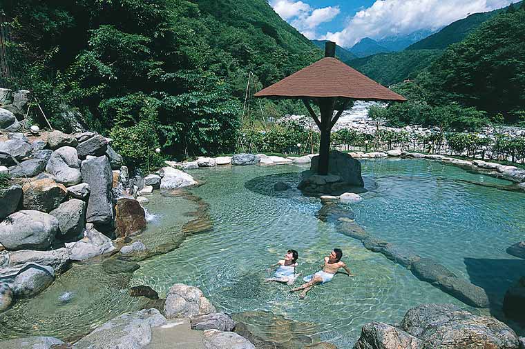 奥飛騨温泉郷露天風呂と上高地散策／穂高荘山のホテル泊