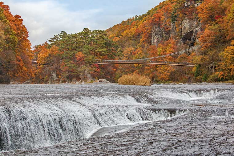 滝と紅葉のコラボレーション！秋色の“吹割の滝”とりんご狩り