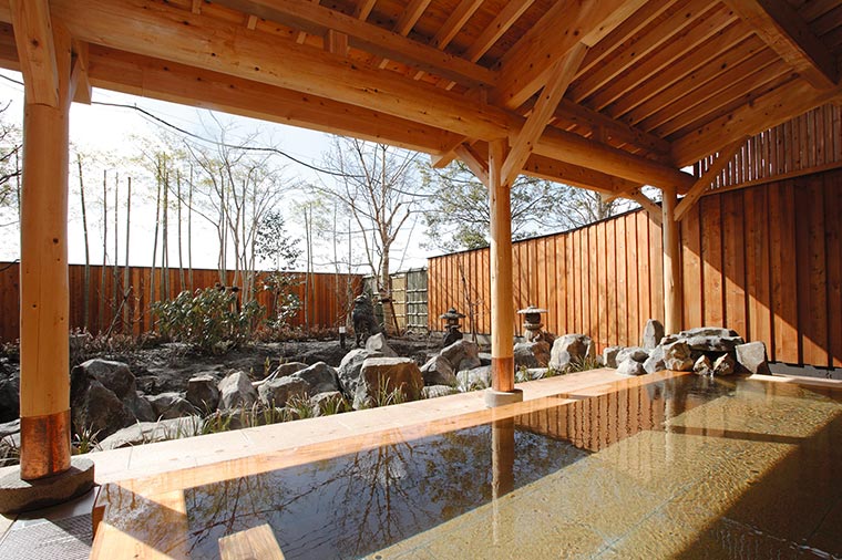 【トイレ付バス・レガートで行く】日本の原風景広がる川場温泉かやぶきの源泉湯宿 悠湯里庵と群馬りんご狩り