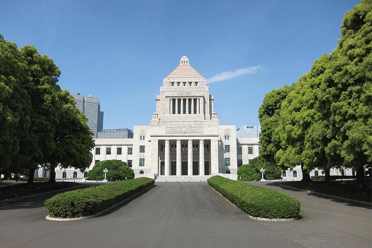 国会議事堂と東京スカイツリー(R)