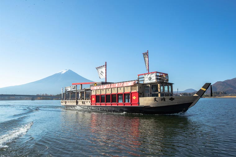 【トイレ付バス・レガートで行く】富士山の特等席フジヤマテラスランチビュッフェ＆河口湖遊覧船“天晴”と山梨いちご狩り
