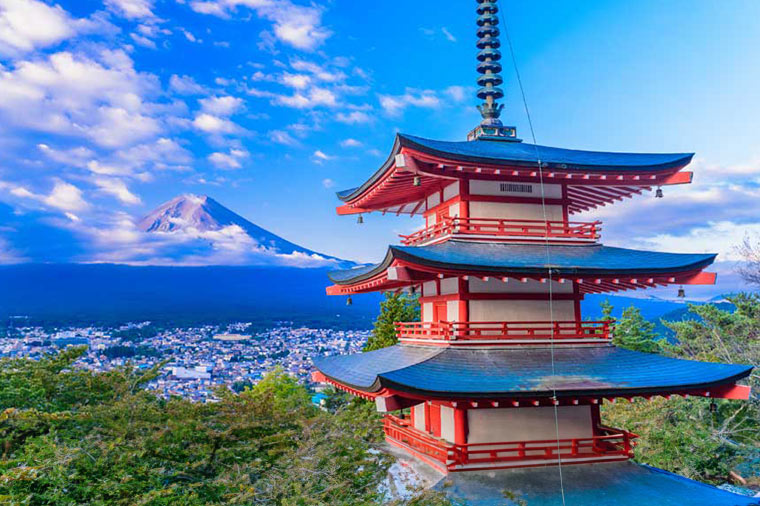 富士の絶景“新倉山浅間公園”と山梨名物ほうとう・いちご狩り