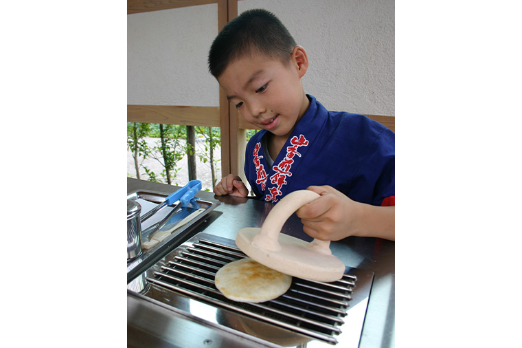 草加せんべい手焼き体験＆角川武蔵野ミュージアムの本棚劇場と川越プリンスホテルブッフェ