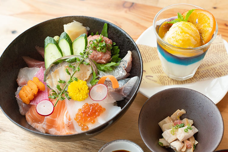 【トイレ付バス・レガートで行く】はとバス初登場！限定デザート付房総海鮮丼＆断崖絶壁の鋸山