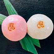 とみうらマート・午年にちなんだ「左馬」焼印の紅白饅頭(SS)//