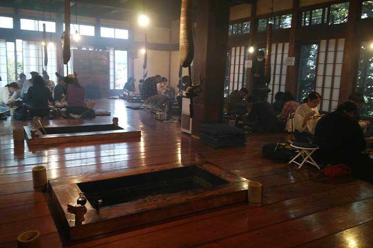 山麓園・店内