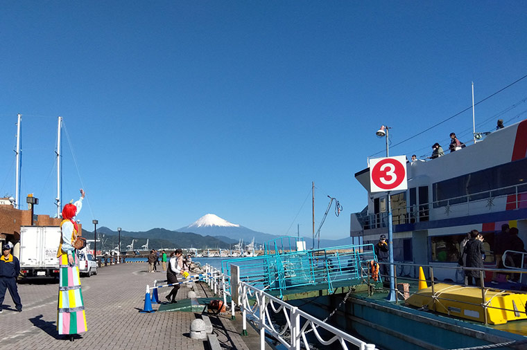 富士山と大道芸人