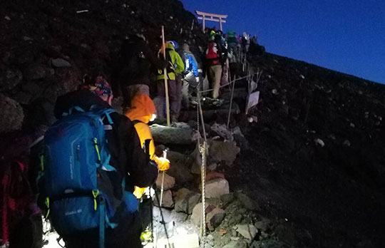 夜の登山道