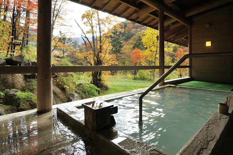 湯元齋藤旅館・露天風呂・秋