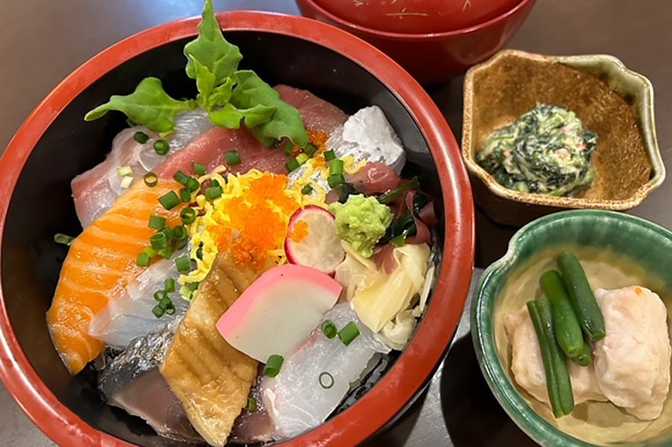 海鮮ちらし膳の昼食