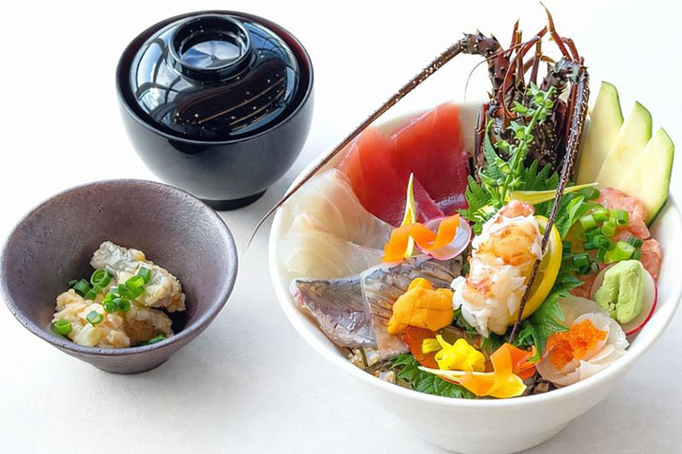 伊勢海老付き贅沢海鮮丼