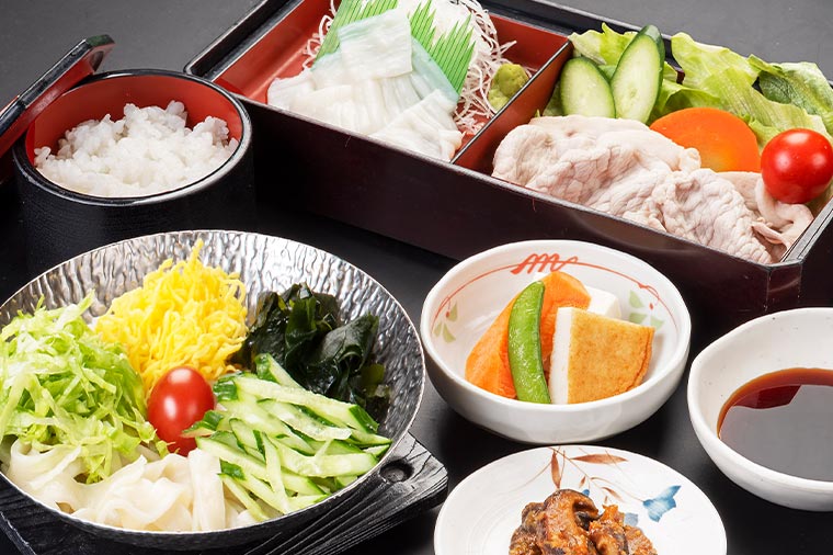 信玄館・名物サラダおざらと甲州富士桜ポーク冷しゃぶ膳
