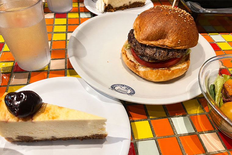 ヨコスカネイビーバーガー・チェリーチーズケーキ