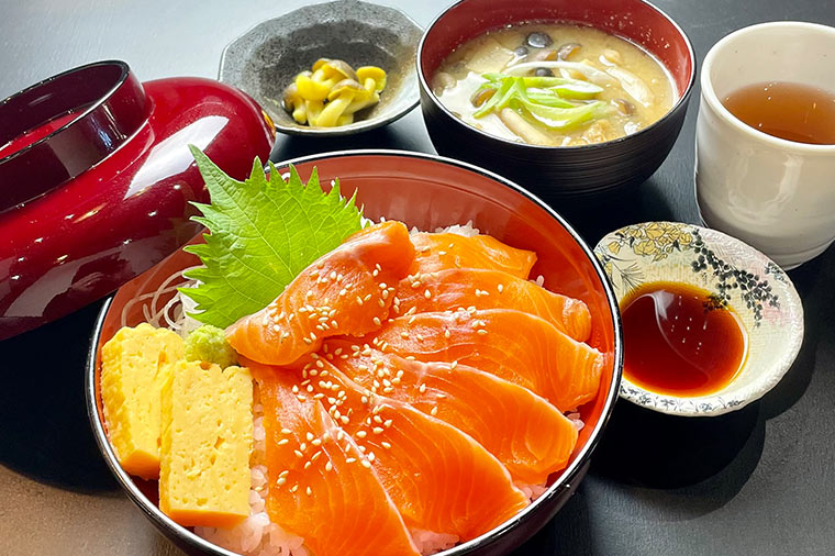 きのこむら深山・信州サーモン丼