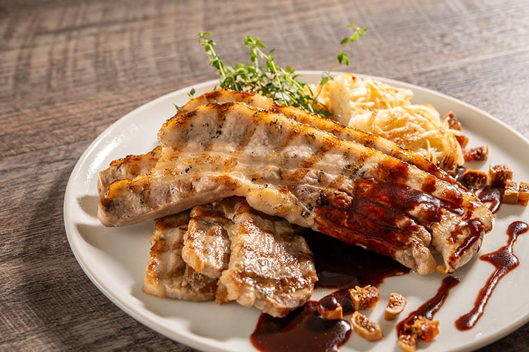 アートホテル成田・ランチビュッフェ「秋の収穫祭×Autumnスイーツフェア」豚肉のグリル 赤ワインとイチジクのソース