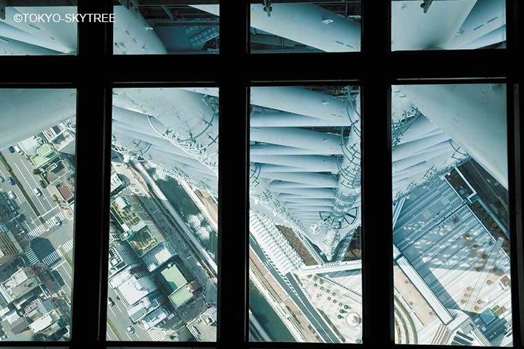 東京スカイツリー・フロア340のガラス床