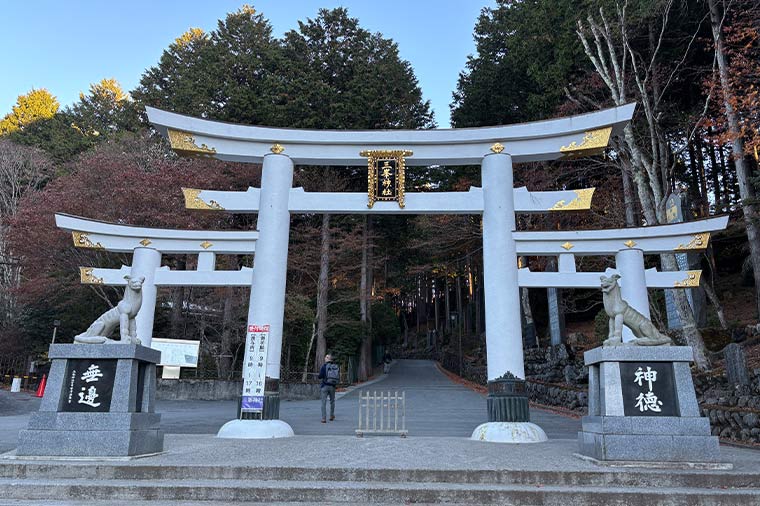 三峯神社・鳥居（大）//