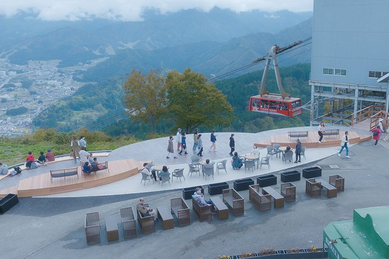 湯沢高原ロープウェイ山頂・kumo cafe open deck