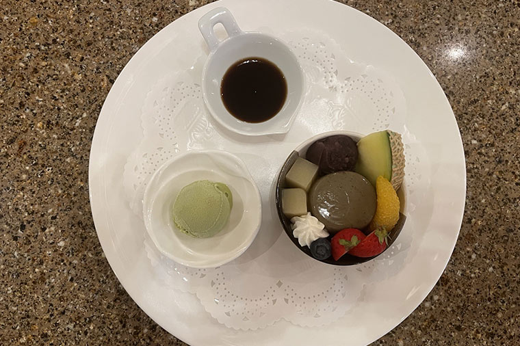 ロイヤルパークホテル・ほうじ茶のパンナコッタとフルーツ、抹茶のアイス添え