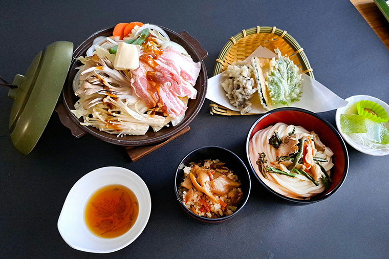 吹割の滝伽羅苑うまいたけ御膳