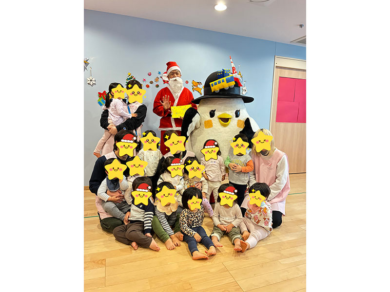 しゃぽぽと園児のみんなで集合写真