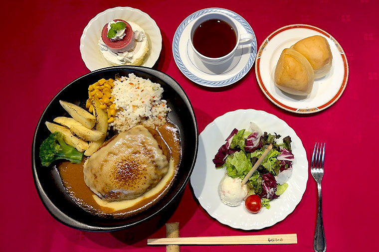 煮込みハンバーグ