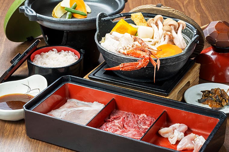 信玄館・名物カニほうとうと山梨ブランド肉３種陶板焼き食べ比べ